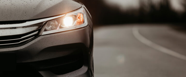 Coche moderno con luces de circulación diurna encendidas