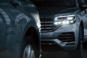 Cómo usar las luces de posición para mejorar la seguridad 3 Luces de posición encendidas en un coche al anochecer