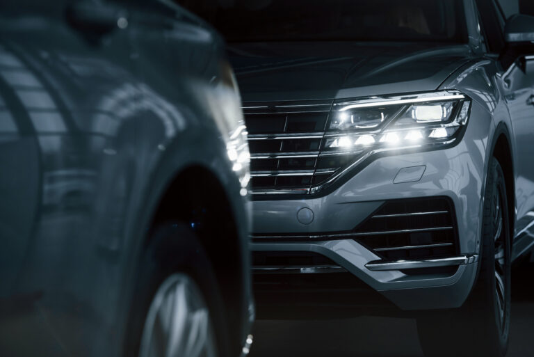 Luces de posición encendidas en un coche al anochecer