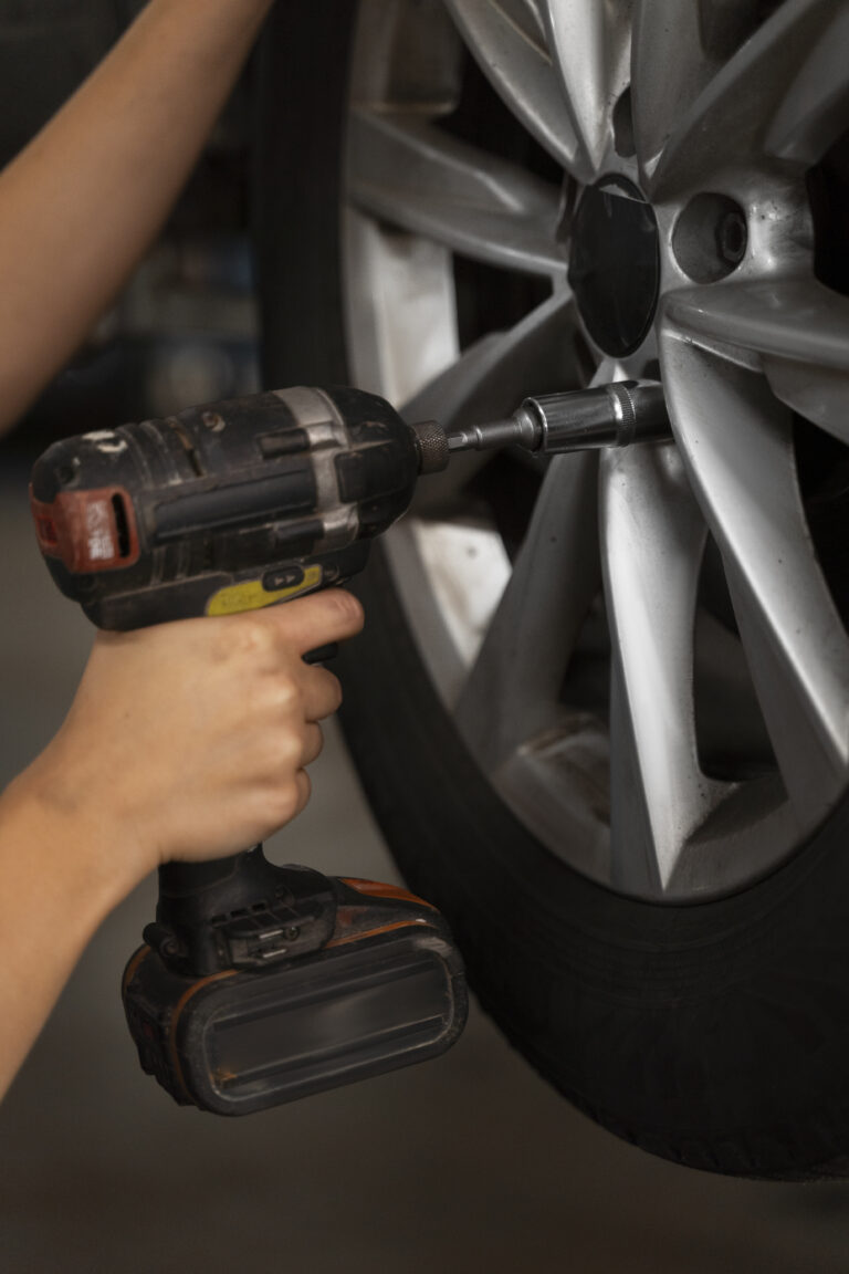 Instalando una tuerca antirrobo para coches