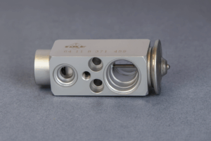 Guía para detectar fallos en la válvula de expansión del aire acondicionado del coche 2 Válvula de expansión del aire acondicionado en primer plano