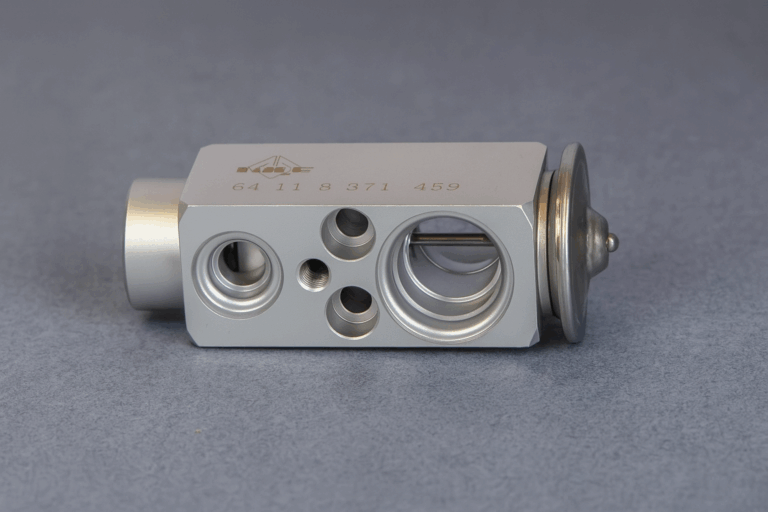 Válvula de expansión del aire acondicionado en primer plano