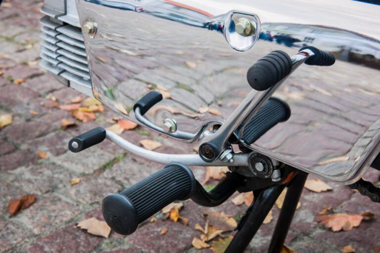 ¿Tu pedal de cambio está flojo o desgastado? Así puedes sustituirlo fácilmente 3 Pedal cambio moto metálico con acabado antideslizante.