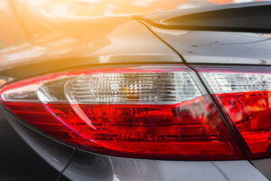 Luz marcha atrás instalada en la parte trasera de un coche.