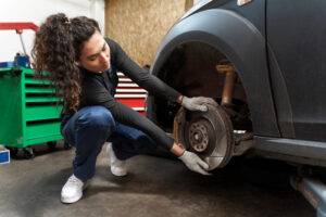 Mecánico revisando el sistema de frenos de un coche