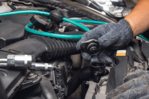 Proceso de purga sistema refrigeración en un coche