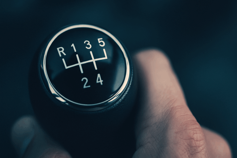 Guía rápida: Cómo cambiar el pomo de la palanca de cambios en menos de 10 minutos 5 Mano cambiando el pomo de la palanca de cambio en un coche.