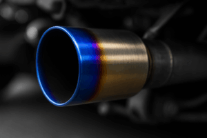 Tubo de escape de titanio instalado en coche deportivo.