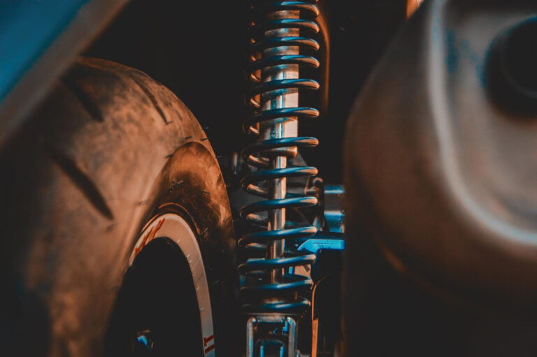 A importância da borracha reforçada na suspensão do carro 2 Borracha reforçada suspensão automóvel em detalhe.