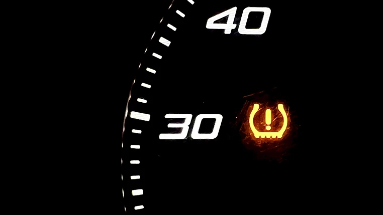 Luz de Pressão dos Pneus Acesa? Tudo sobre o Sensor TPMS e Soluções 12 Painel de carro com Luz de Pressão dos Pneus Acesa.