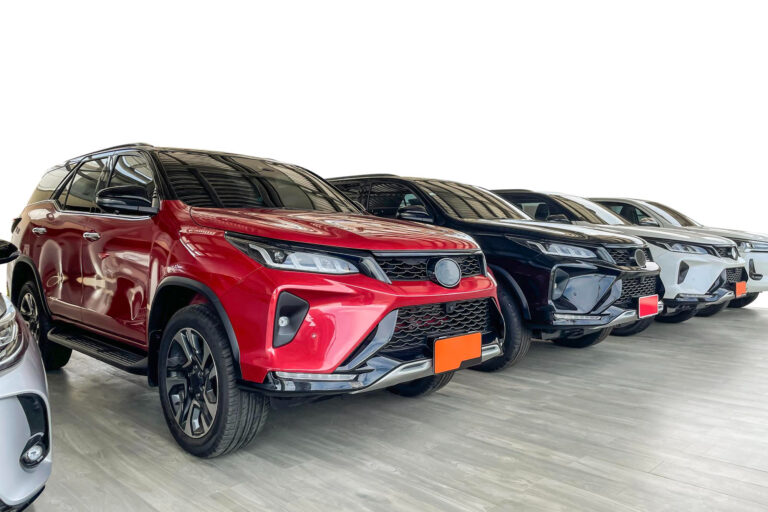 Varios coches chinos modernos expuestos en una feria automovilística.