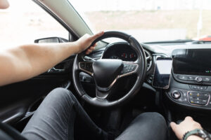 Guia Completo do Volante de Carro: Tipos, Funções e Manutenção 3 Volante de carro ergonómico num automóvel contemporâneo.