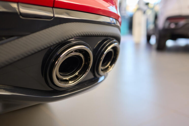 Escape Esportivo: Performance, Som e Impacto na Manutenção do Veículo 8 Escape esportivo instalado em carro moderno em destaque.