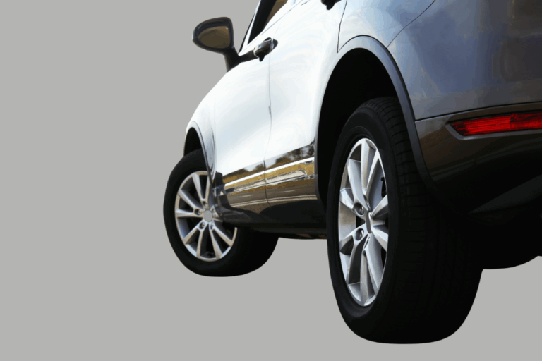 Gancho oculto debajo del asiento de un vehículo.