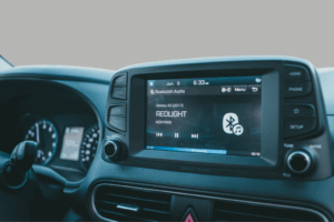 Gadgets tecnológicos instalados en el interior de un coche.