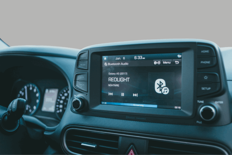 Gadgets tecnológicos instalados en el interior de un coche.