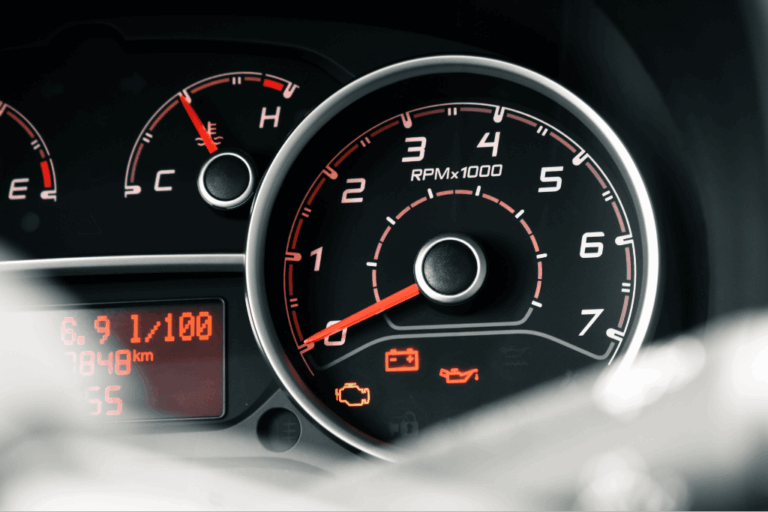 Herramienta de diagnóstico de sensores en un taller automotriz.