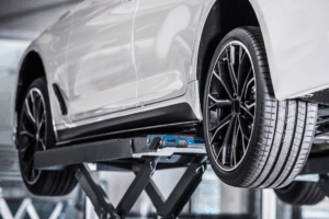 Mantenimiento de elevadores de foso: recambios y averías comunes 1 Elevador de foso de taller automotriz en mantenimiento.