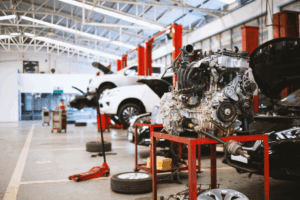 Diferentes tipos de elevadores de taller: tijera, 2 postes y foso.