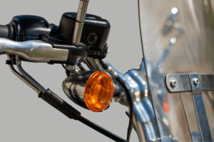 Fallo en el relé de intermitentes: diagnosis y criterios de sustitución 1 Relé de intermitentes de un vehículo en primer plano.