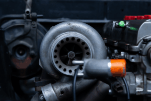 Análisis de fiabilidad en motores turbo: puntos de fallo recurrentes 4 Motor turbo con indicadores de posibles puntos de fallo.