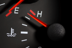 Sensor de temperatura de refrigerante: diagnóstico y códigos de error 5 Sensor de temperatura de refrigerante instalado en un motor.