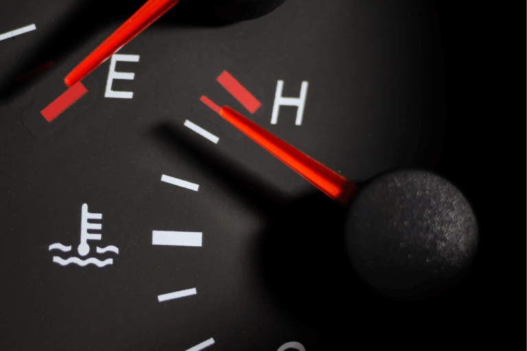 Sensor de temperatura de refrigerante instalado en un motor.