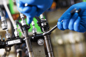 Extractor de inyectores neumático utilizado en un taller profesional.