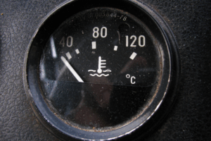 Sensor de temperatura de exaustão num motor de veículo.