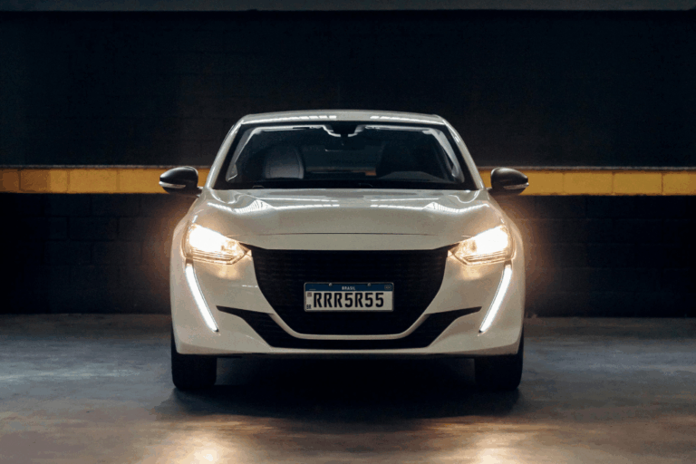 Grelhas iluminadas: Diagnóstico e substituição em modelos recentes 8 Grelha frontal iluminada de um veículo moderno.