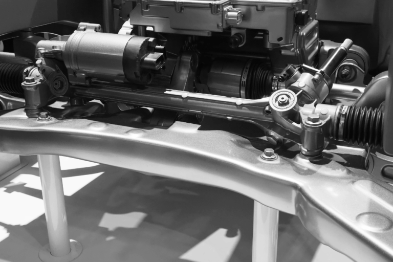 Tirantes da Barra Estabilizadora: Diagnóstico de Ruídos e Substituição 5 Tirantes da barra estabilizadora de um veículo durante inspeção numa oficina.