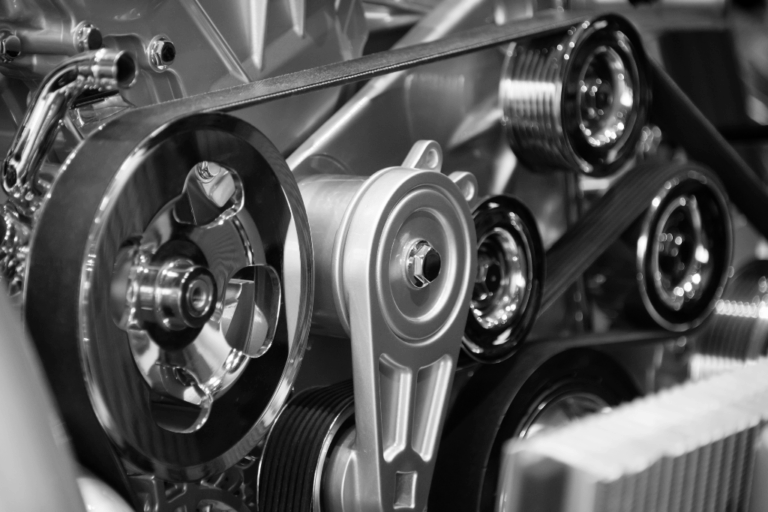 Polia do Alternador com Roda Livre (OAP): Diagnóstico e Substituição 22 Polia do alternador com roda livre (OAP) num motor automóvel.