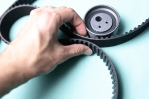 Correia de distribuição em motor de carro vista de perto.