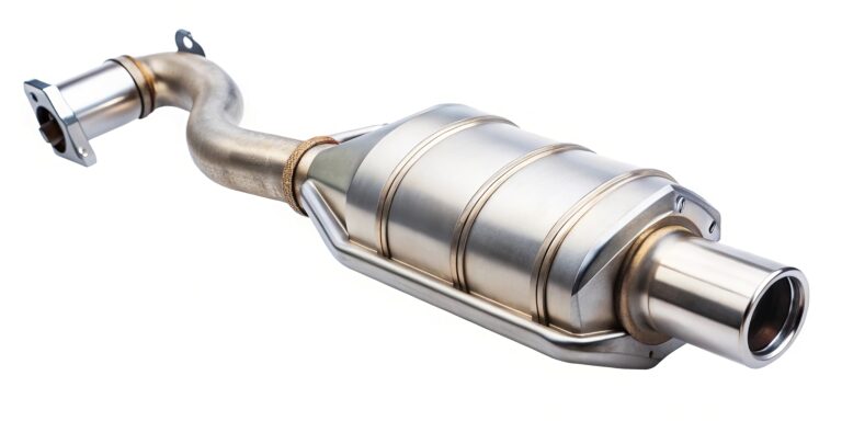 Guia da Panela de Escape: Função, Avarias e Critérios de Substituição 25 Panela de escape automóvel em detalhe metálico.