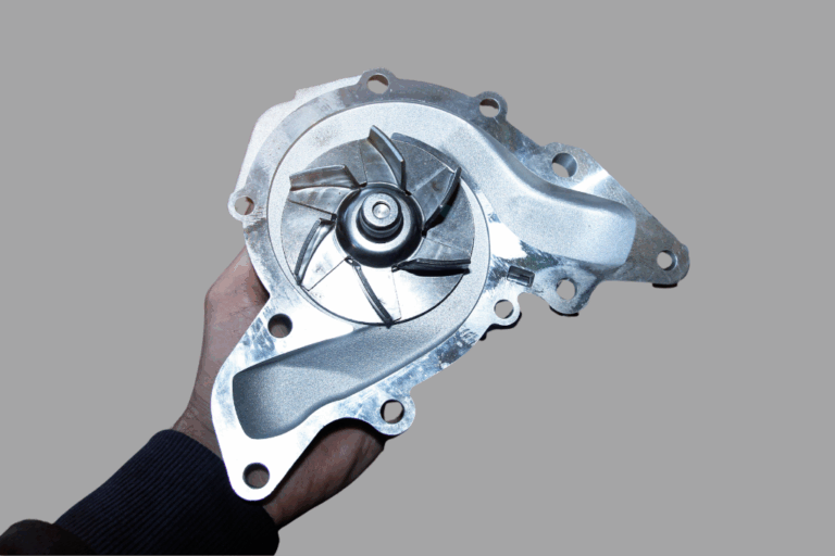 Pinças de travão: Diagnóstico de avarias e guia de seleção para oficinas 17 Pinça de travão de veículo durante diagnóstico em oficina.