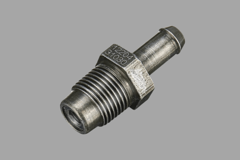 Válvula PCV: Funcionamento, Diagnóstico de Avarias e Substituição 7 Válvula PCV de motor automotivo durante inspeção técnica.