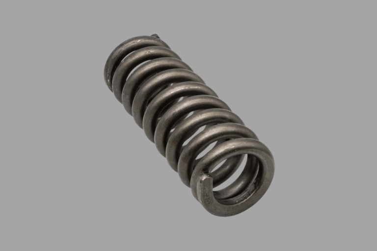 Molas de camião: Guia de diagnóstico e substituição para oficinas 9 Mola de camião em oficina durante inspeção e diagnóstico.