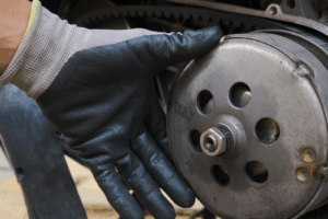 Guía de Diagnosis para Transmisiones CVT: Códigos de Error y Puntos Clave 5 Transmisión CVT de automóvil durante diagnóstico en taller.