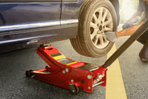 Gato de foso hidráulico en uso en taller mecánico.