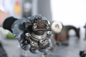 Fluido de direção assistida sendo verificado num veículo.