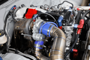 Solenoide del turbo: guía de diagnosis y fallos comunes para taller 4 Solenoide de turbo de automóvil durante diagnóstico en taller.