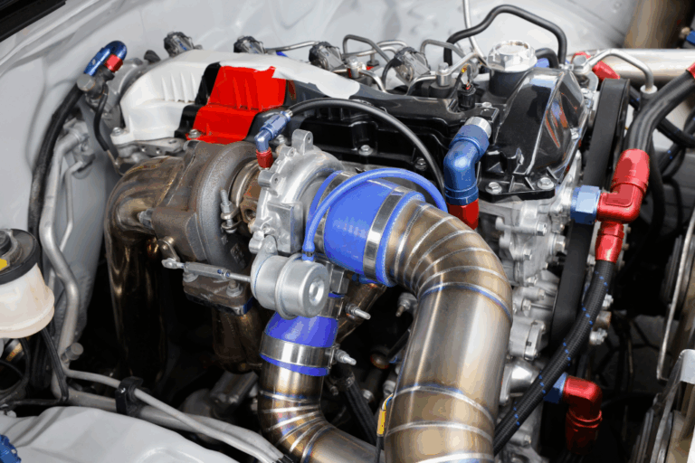 Solenoide de turbo de automóvil durante diagnóstico en taller.