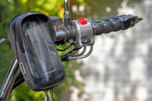 Soportes de móvil para moto: guía para evitar daños en cámaras 5 Soporte de móvil instalado en el manillar de una moto.