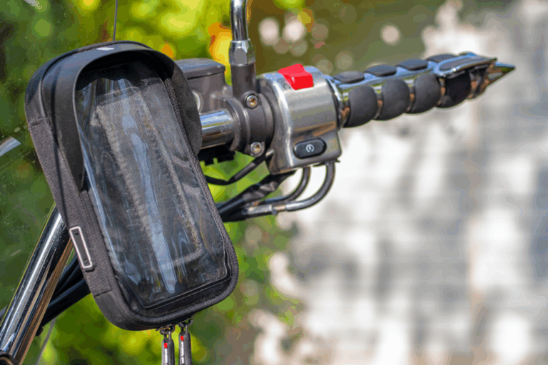 Soporte de móvil instalado en el manillar de una moto.