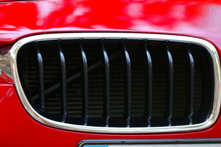 Guia técnico para adaptação de grelhas frontais em oficina 8 Grelha frontal de veículo sendo adaptada em oficina.