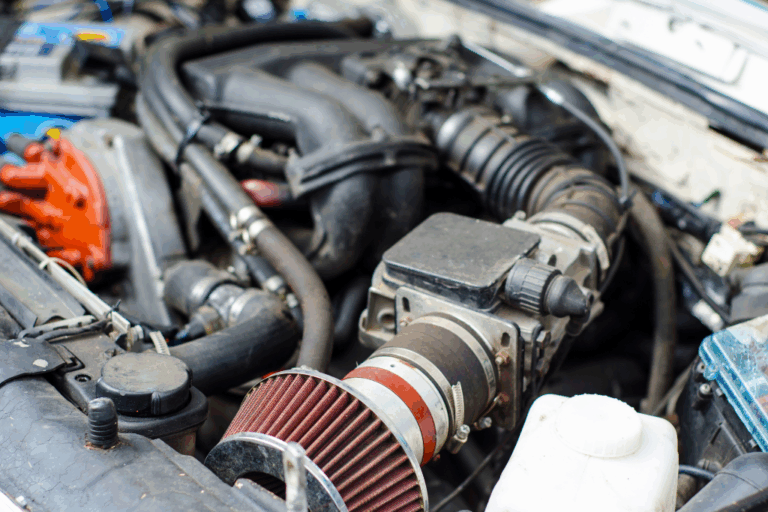 Filtro de partículas (FAP/DPF/GPF): Guia técnico para oficinas 2 Filtro de partículas (FAP/DPF/GPF) de veículo durante inspeção em oficina.