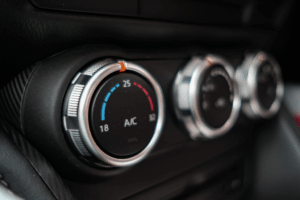 Sensor de temperatura do ar de admissão durante diagnóstico em oficina automóvel.