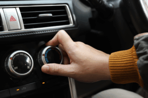 Diagnóstico de fallos en el radiador de calefacción: guía para talleres 1 Radiador de calefacción de vehículo durante diagnóstico en taller.