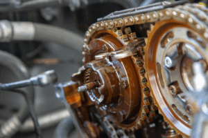 Cadena de distribución de motor durante diagnóstico en taller.