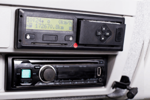 Sanciones por tacógrafo: guía de infracciones y multas para flotas 2025 5 Tacógrafo instalado en vehículo de flota durante control de infracciones.